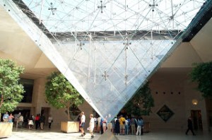 La pyramide inversée du Louvre /DR