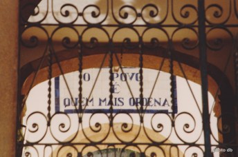 O POVO E QUEM MAIS ORDENA