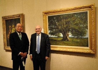 Son ancien propriétaire, Michimasa Murauchi et Claude Jeannerot, le président du conseil général du Doubs devant le tableau de Courbet © conseil général du Doubs