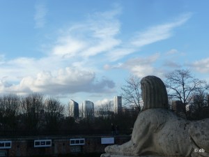 Parc de Bagatelle, vue sur les tours de la Défense des marches du Trianon © db