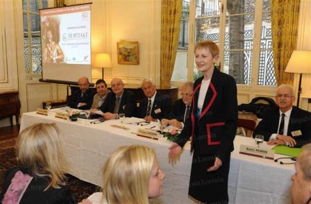 Présentation Te Putake à l'ambassade de Nouvelle Zélande à Paris, Avril 2013. Au 1er plan l'Ambassadrice Rosemary Banks © Philippe Dobrowolska