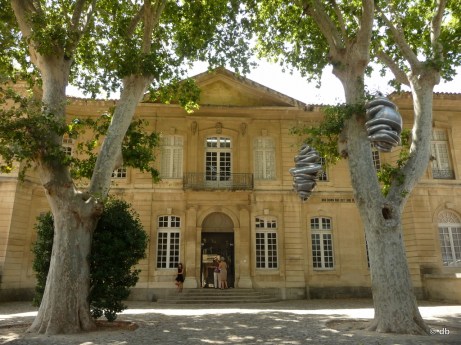 Entrée de la Collection Lambert, avec "Les bienvenus", de Louise Bourgeois © db