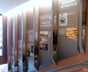 Repères chronologiques au long de l'escalier menant au 1er étage © db 