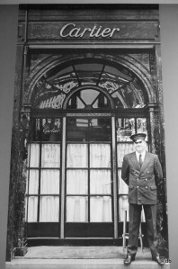 Entrée boutique Cartier au 13 rue de la Paix, vers 1900 ©.db