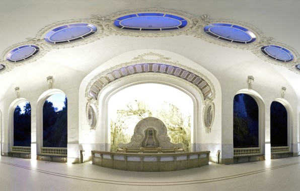 Vue panoramique nocturne de l'intérieur du pavillon de la source des Célestins (1908) © E.Lattes/office Tourisme Vichy