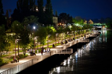 Vue de nuit de l'esplanade aménagée pour les piétons sur la rive droite du lac d’Allier © E. Lattes 