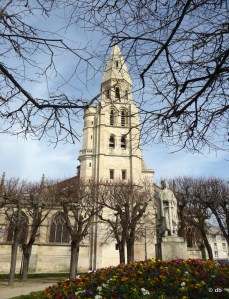 La collégiale Notre-Dame de Poissy avec la tour-porche et la statue de Saint Louis © db