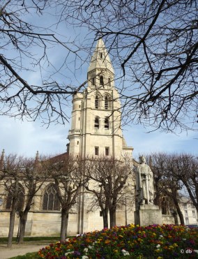 La collégiale Notre-Dame de Poissy avec la tour-porche et la statue de Saint Louis © db