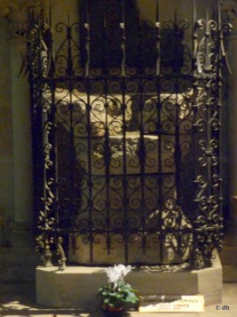 Les fonts baptismaux où Saint-Louis aurait été baptisé © db