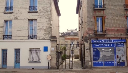 Derrière la grille du 13 Route de Vaugirard…À gauche la Maison Louvois © JPD Paris-bise-art