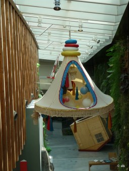 "Histoires sans sorcière", Virginie Baré : "Suspension des esprits", 2014 / Au fond Pierre Ardouin : "L'Abri (le vent nous portera)", 2007 © db