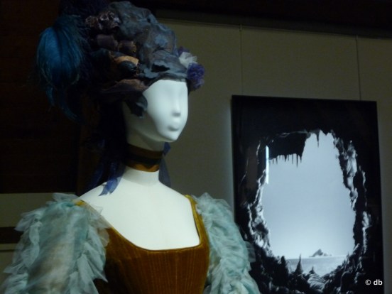 Invitation au rêve… un costume de scène Adrienne Lecouvreur (2012) avec au fond "Installation, obsession", photographie de Grégoire Alexandre (2012) © db