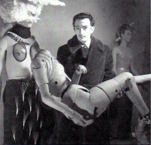 Denise Bellon (1902-1999) "Salvador Dali portant un mannequin d’artiste" (le chauffeur du « Taxi pluvieux »), Exposition internationale du surréalisme, Paris 1938 © Les films de l’Equinoxe – Fonds photographique Denise Bellon, Paris