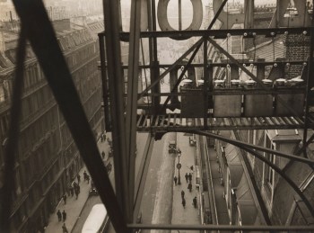 Rue Auber à Paris, vers 1928/The Museum of Modern Art, New York © Estate Germaine Krull, Museum Folkwang, Essen.