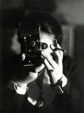 Germaine Krull, Autoportrait à l'Icarette Vers 1925 / Centre Pompidou, Paris. Musée national d'art moderne/Centre de création industrielle. © Estate Germaine Krull, Museum Folkwang, Essen. 