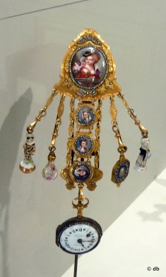 "Chatelaine portant montre et breloques" (or émaillé, porcelaine, verre) © Rmn/musée de la Renaissance