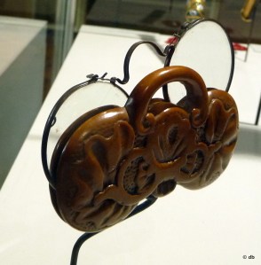 Bésicles et leur étui en buis sculpté © Rmn/musée de la Renaissance/photo db