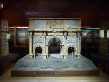 Antonio Chichi, "Arc de Constantin"(liège, terre cuite, bois, métaux, sable, lichens et badigeon) ENSBA Paris/Musée d'archéologie de St-Germain-enLaye © Agnès blossier