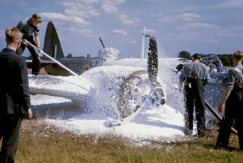 Avion accidenté arrosé de produits chimiques après son atterrissage sur le ventre au retour d’un raid au-dessus de la France occupée, Angleterre Juillet 1941 © Robert Capa/ International Center of Photography/Magnum Photos