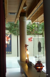 quelques "lampes" de Ryan Gander/ à droite le "vestaire" de Karin Sander / Photo db