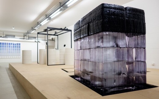 Jeremy Laffon, "Circuit Fermé" /au fond, "D/H" de Gustavo Millon © fondation-François-Schneider