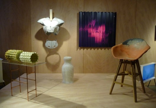 De gauche à droite, au mur : Marion Flament & Ludovic Léger, "Guerriers",2015/Sandra Matamoros, "JUNIORE,2016 // sur l'estrade : Quentin Levasseur, Noces",2014/ Eric Robin, "Marlène", 1998/Maximum-Romée de La Bigne & Basile de Gaulle, "fauteuil haut Gravêne 9.5" © db