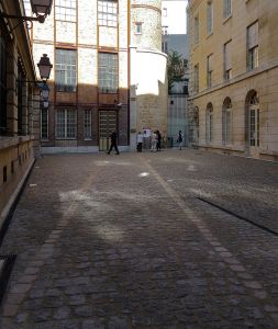 Le Crédit Municipal Paris, cour Théophraste Renaudot avec au sol le tracé de l'enceinte Philippe Auguste, au fond la tout et à droite la Galerie © DR