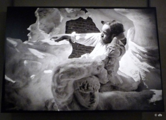 Bourdelle juché dans le plâtre du Monument des Combattants 1901© Musée Bourdelle/Roger Viollet - Photo db